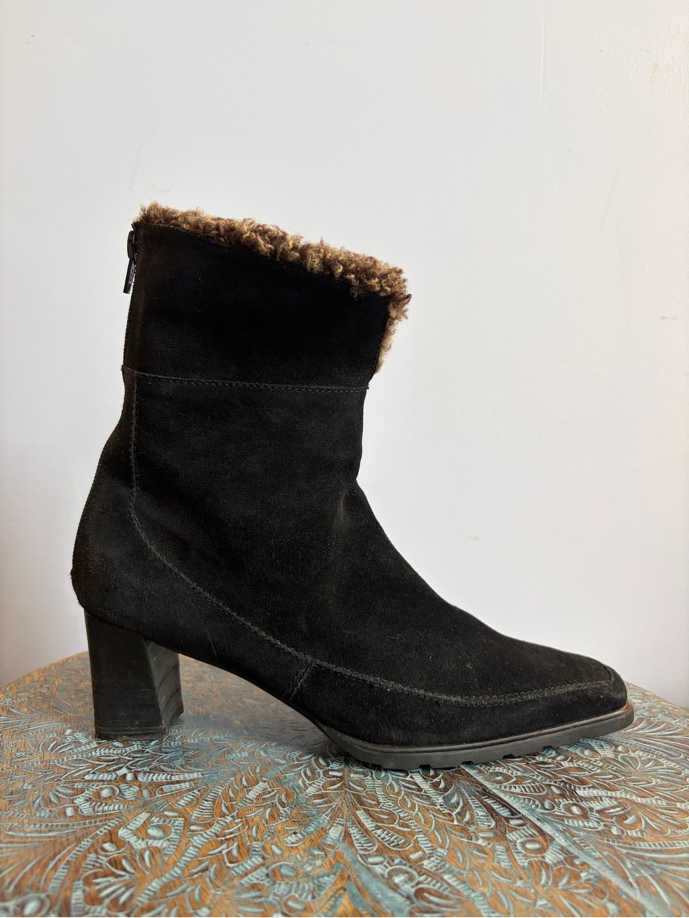 Like New! Stuart Weitzman black suede Sherpa lined ankle booties size 8.5